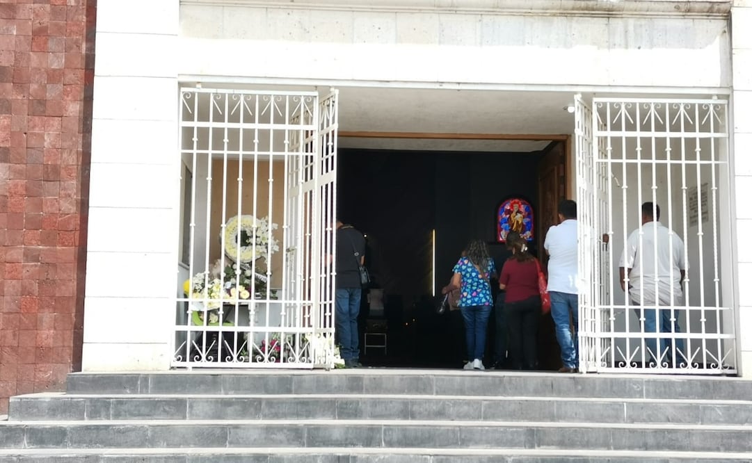 Flores y oraciones marcan la despedida de una vecina querida por la comunidad de Naucalpan. Foto Gisela González / El Universal