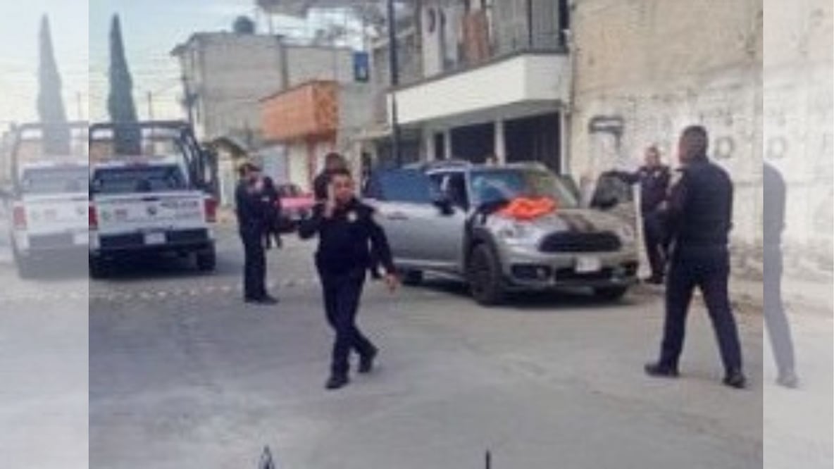 Elementos de la policía municipal de Nezahualcóyotl custodian el vehículo abandonado en la esquina de Ángel Díaz y Avenida 703. Foto Especial