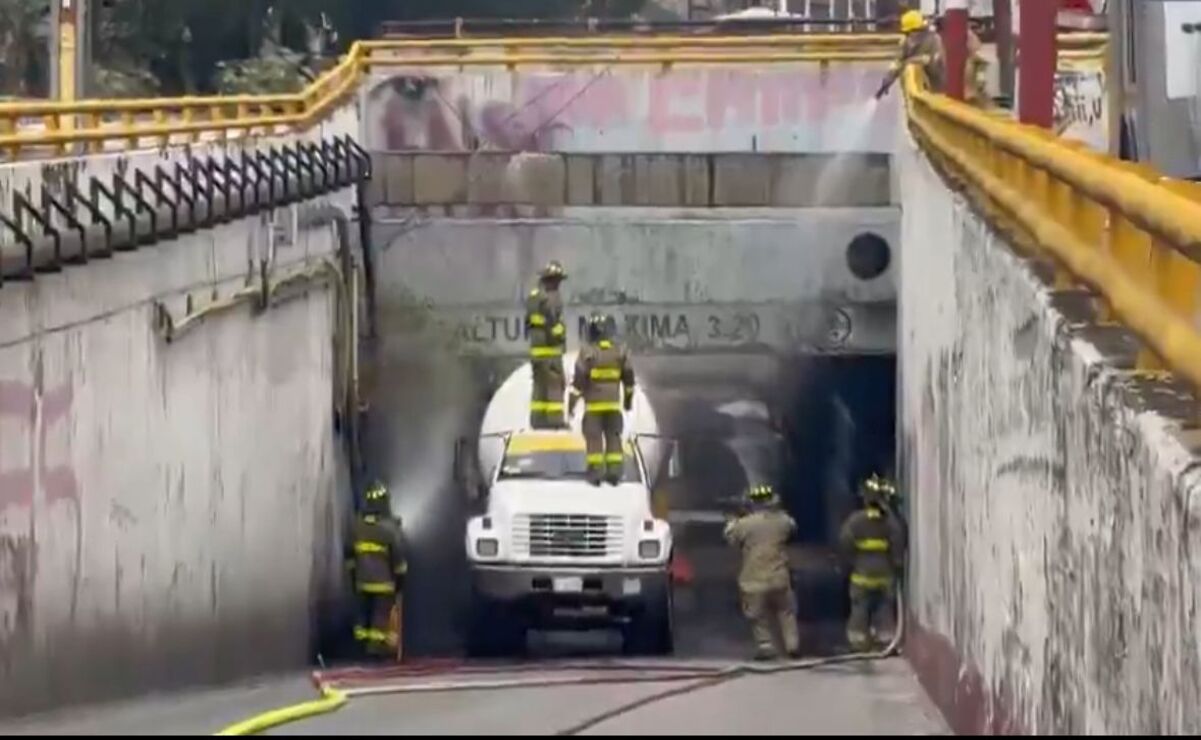 Un camión de gas atorado en un bajopuente de Chilpan provocó una fuga que detuvo temporalmente el servicio del Tren Suburbano en Tultitlán / Foto: Especial