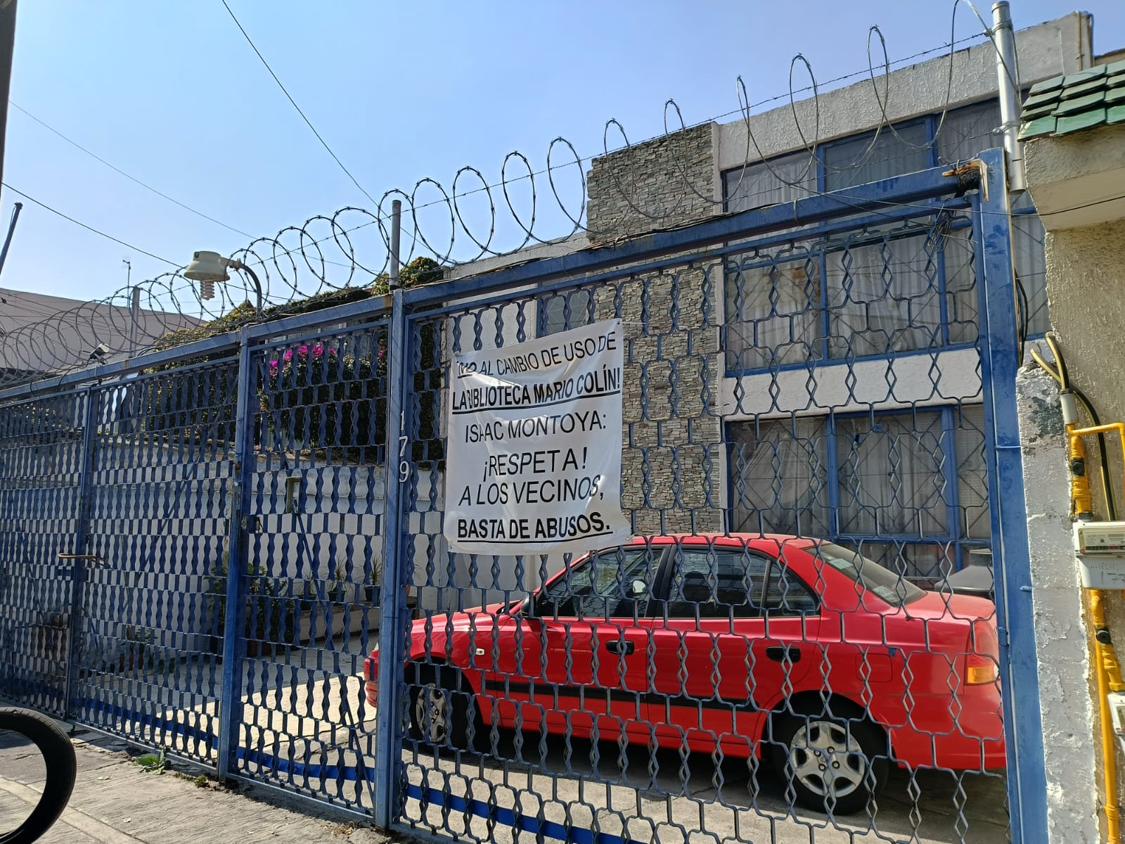 Vecinos denuncian imposición y exigen restaurar el uso original. Foto Gisela González / El Universal