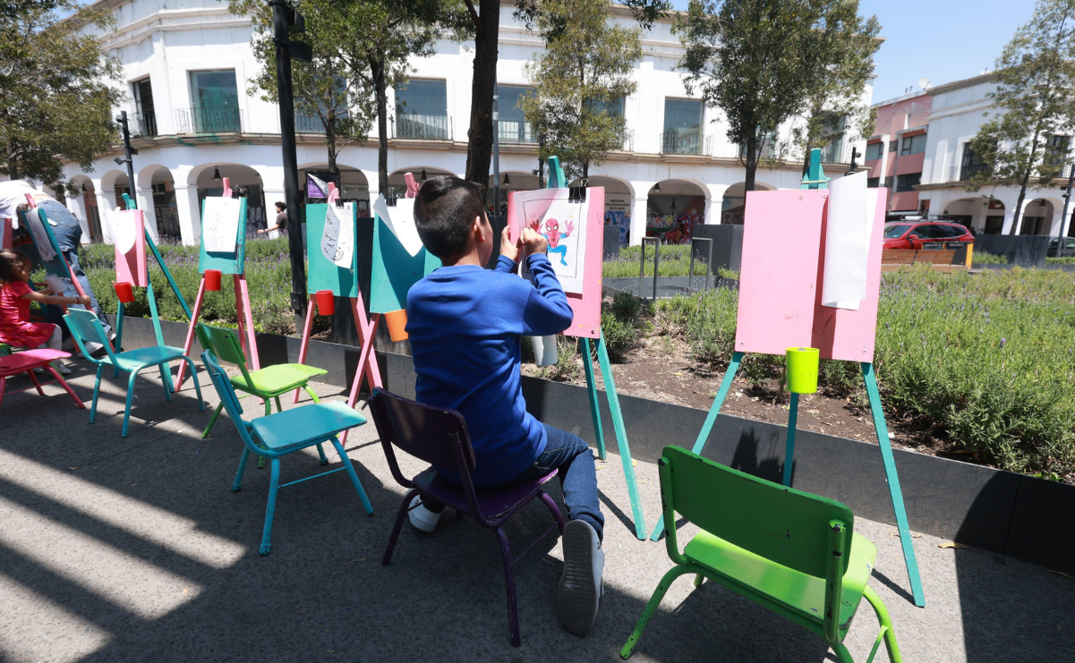 Miembros de la asociación "Mitztemoa Noyollo" comparten un momento de alegría con los niños durante el festejo del Día del Niño en Toluca. Foto: Alejandro Vargas