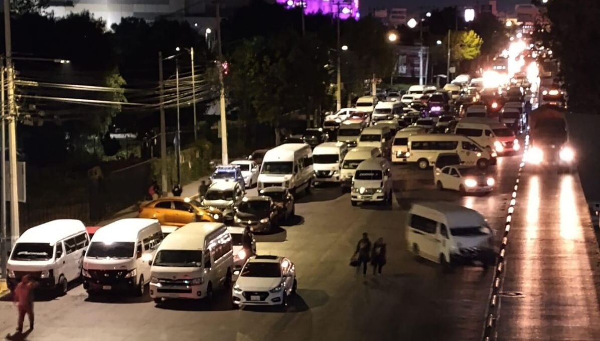 Camionetas de transporte público bloquean Vía José López Portillo en Tultitlán, México