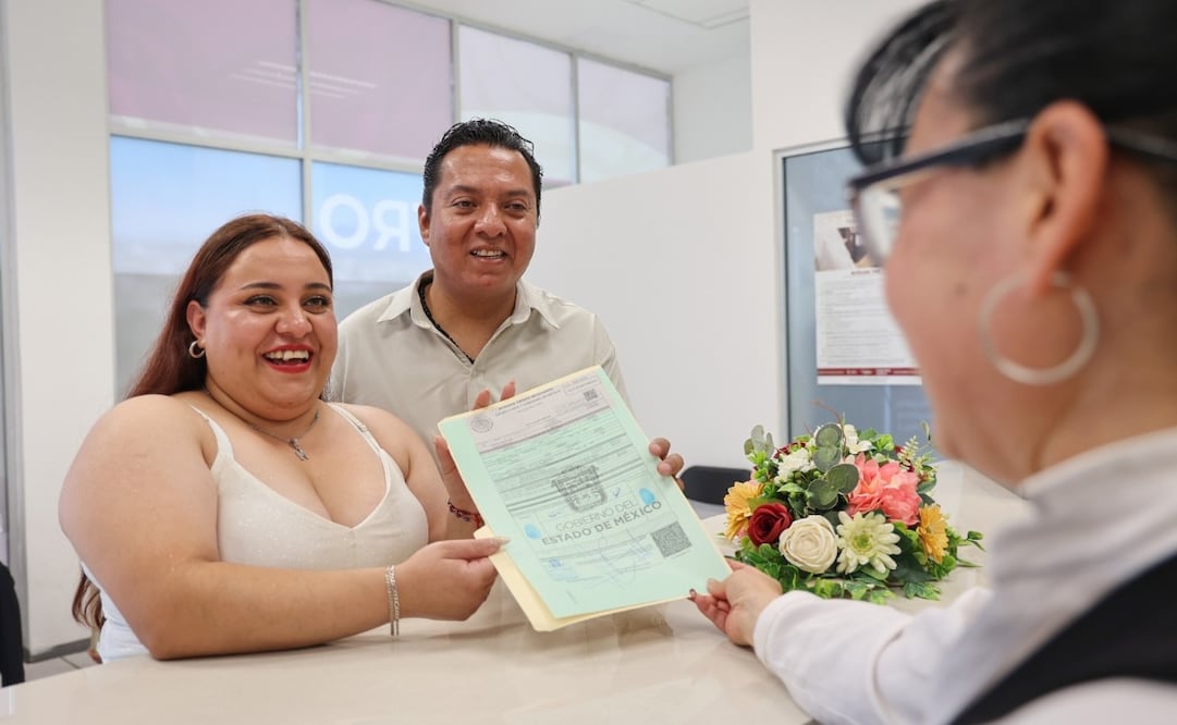 Emanuel Gutiérrez y Marisol González Herrera fueron de los primeros mexiquenses en contraer matrimonio en estas vanguardistas oficinas. Foto Especial