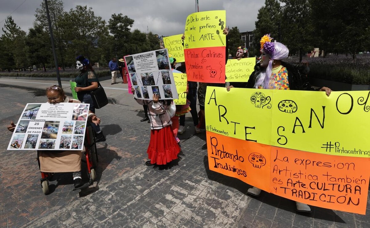 Pintacaritas se manifiestan frente al Palacio Municipal de Toluca