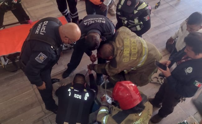 Rescatan a dos hombres del interior de una cisterna; inhalaron vapores tóxicos mientras pintaban