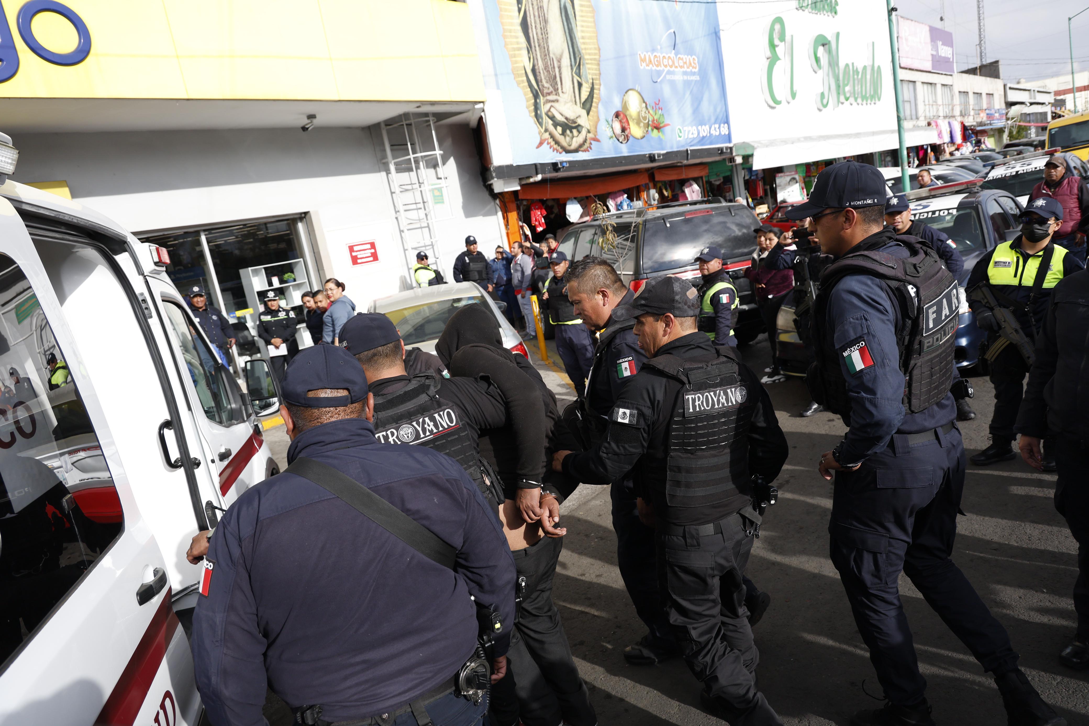 Al lugar llegaron elementos policiacos para detener al sujeto. Foto Arturo Hernández
