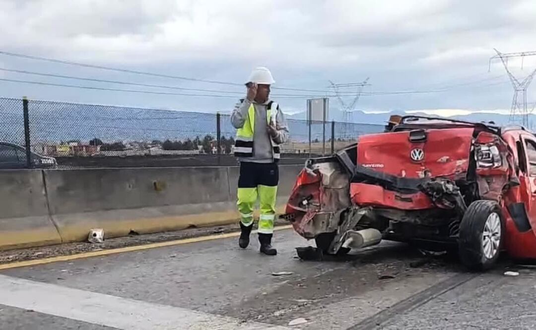 Vehículos involucrados en el accidente tras un incendio en el Libramiento Bicentenario de Toluca. Foto: Especial