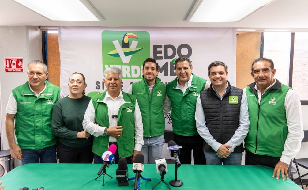 El dirigente estatal del PVEM, José Alberto "Pepe" Couttolenc, dio la bienvenida formal a Juan Luis Solalinde Trejo en las instalaciones del partido en Toluca. Foto Especial