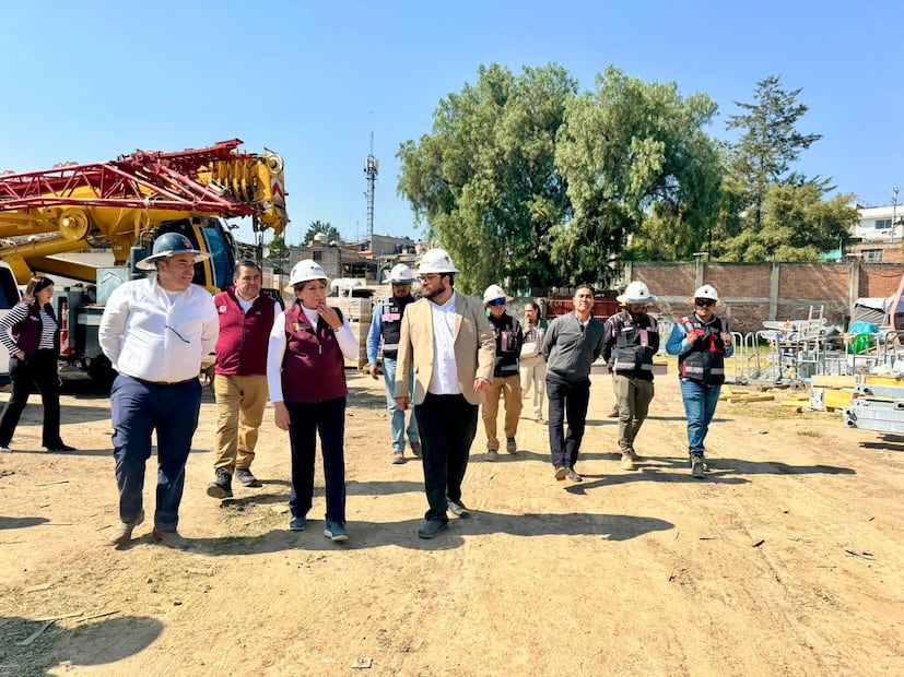 Trabajadores aceleran la construcción de las 10 estaciones que integrarán este sistema de transporte masivo. Foto Especial