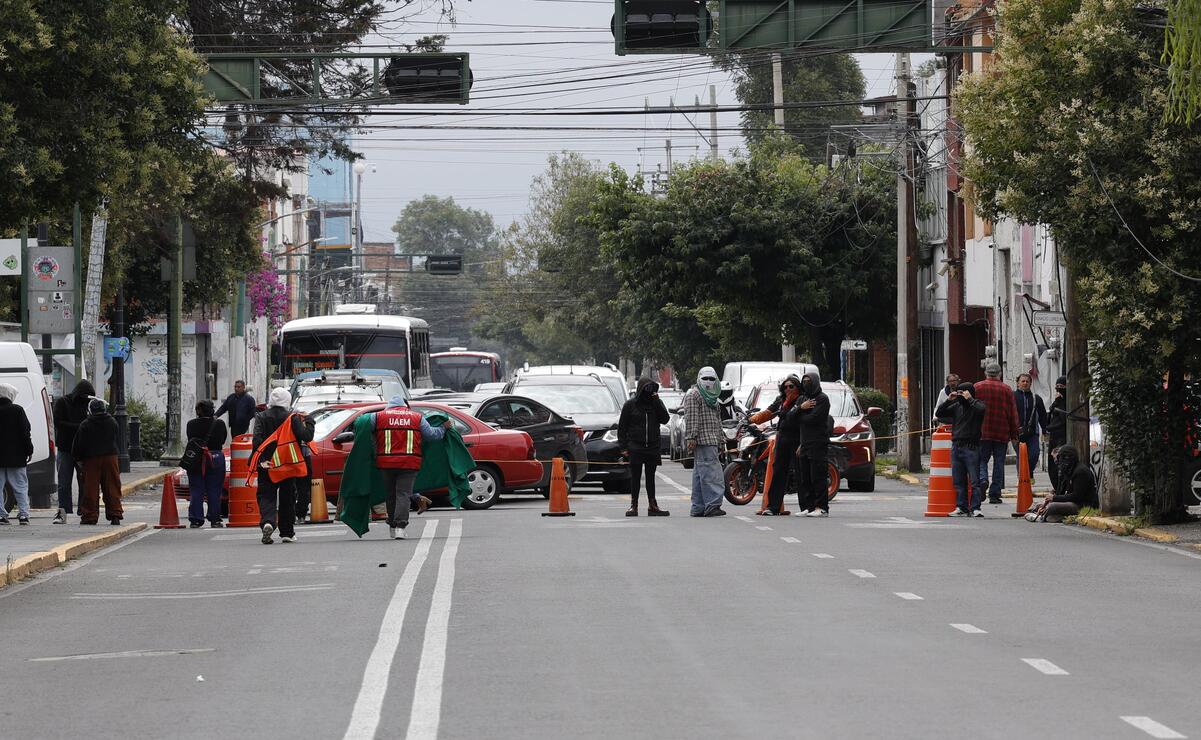 Cierran calles en Toluca por mesa de diálogo entre el Enjambre Universitario y autoridades de la UAEMéx