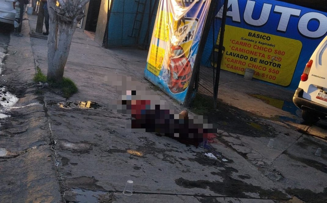 Peritos de la Fiscalía estatal laboran frente al autolavado en Izcalli San Pablo, donde quedó el cuerpo de la víctima. Foto Especial