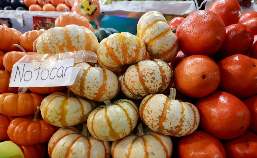 Las calaveritas de azúcar o chocolate forman parte de los elementos de las ofrendas de Día de Muertos. Foto Alejandro Vargas / El Universal