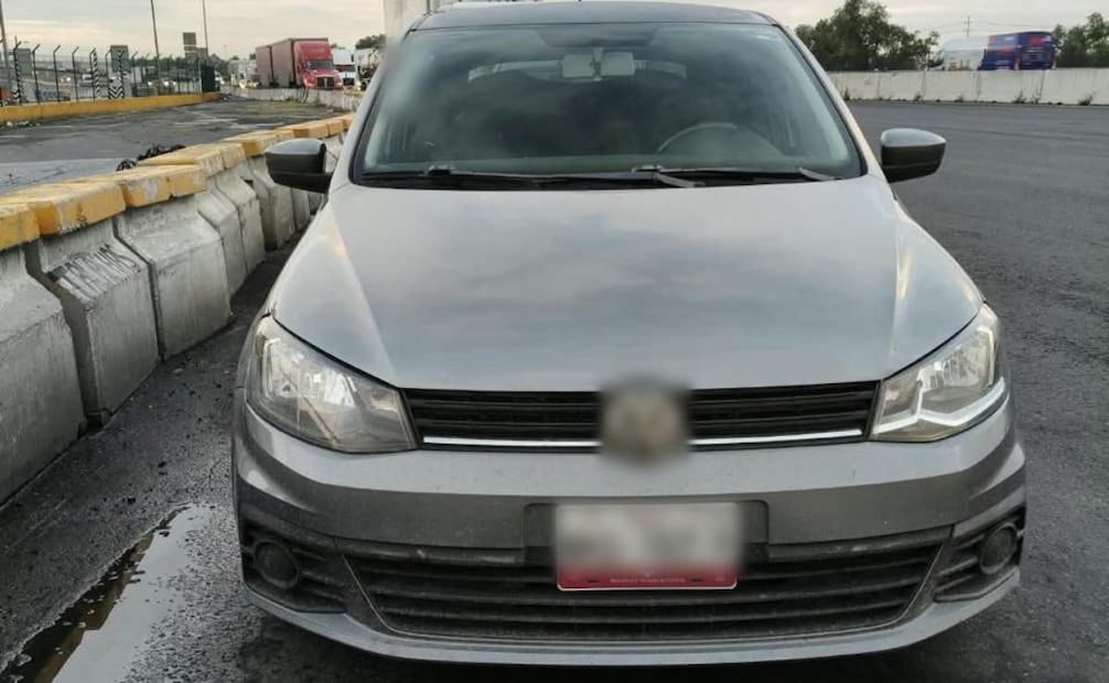 Los policías detectaron irregularidades en las placas del vehículo en el que viajaban los detenidos. Foto especial