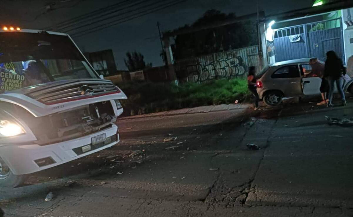 El accidente ocurrió en la calle 5 de mayo, cuando los ocupantes del vehículo particular se impactó contra la unidad de transporte público. Foto: Especial