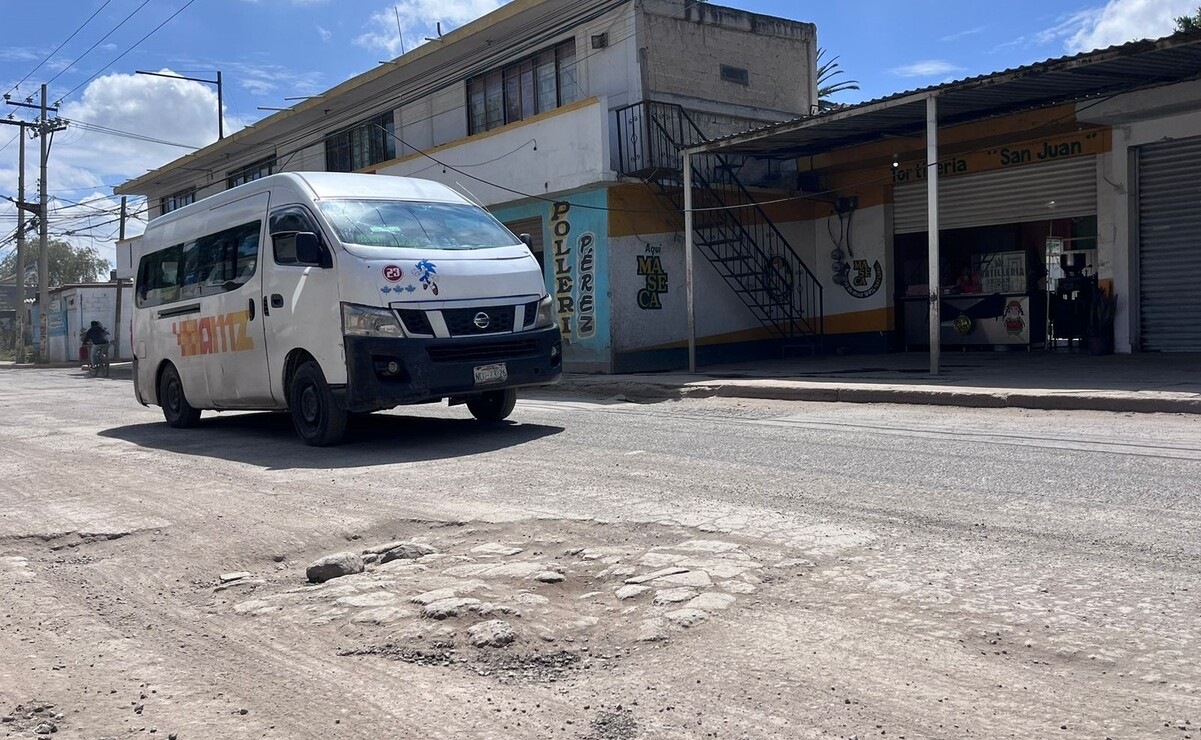 Operadores de transporte público y de unidades particulares han reportado sufrir ponchaduras de llantas y descompostura de suspensiones por los baches. Foto: Arturo Contreras