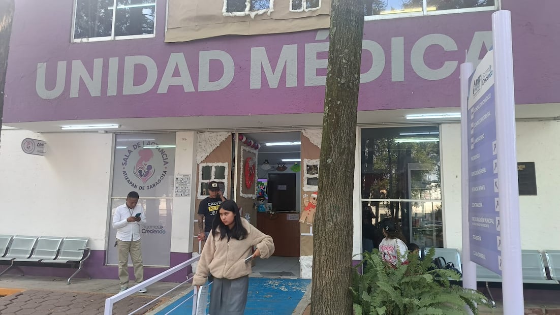 Ante el aumento de virus respiratorios en el Estado de México, jóvenes y adultos mayores acuden a reforzar su sistema inmunológico. Foto Gisela González / El Universal