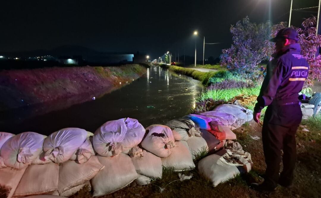 Toluca bajo la lluvia: Protección Civil y Bomberos en acción. Foto: Especial