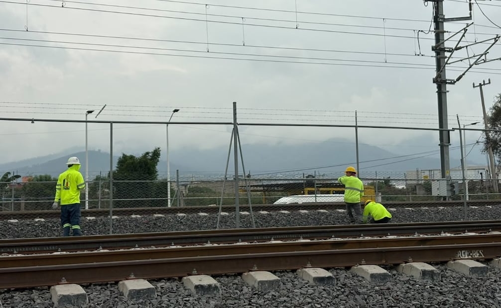 Trabajadores reparan la malla ciclónica de protección de las vías del Tren Felipe Ángeles. Foto Arturo Contreras / El Universal