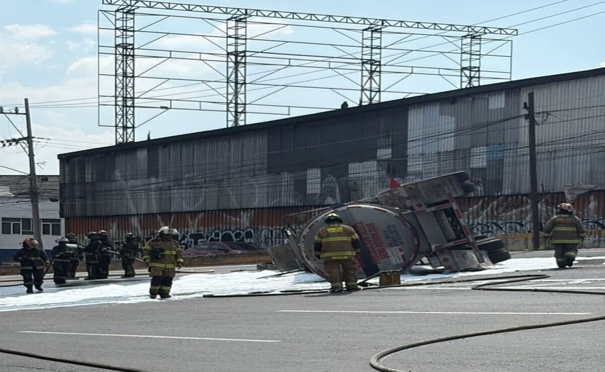 La madrugada de este lunes fue reabierta la circulación en la México-Pachuca, tras la volcadura de una pipa de combustible. Foto: Especial