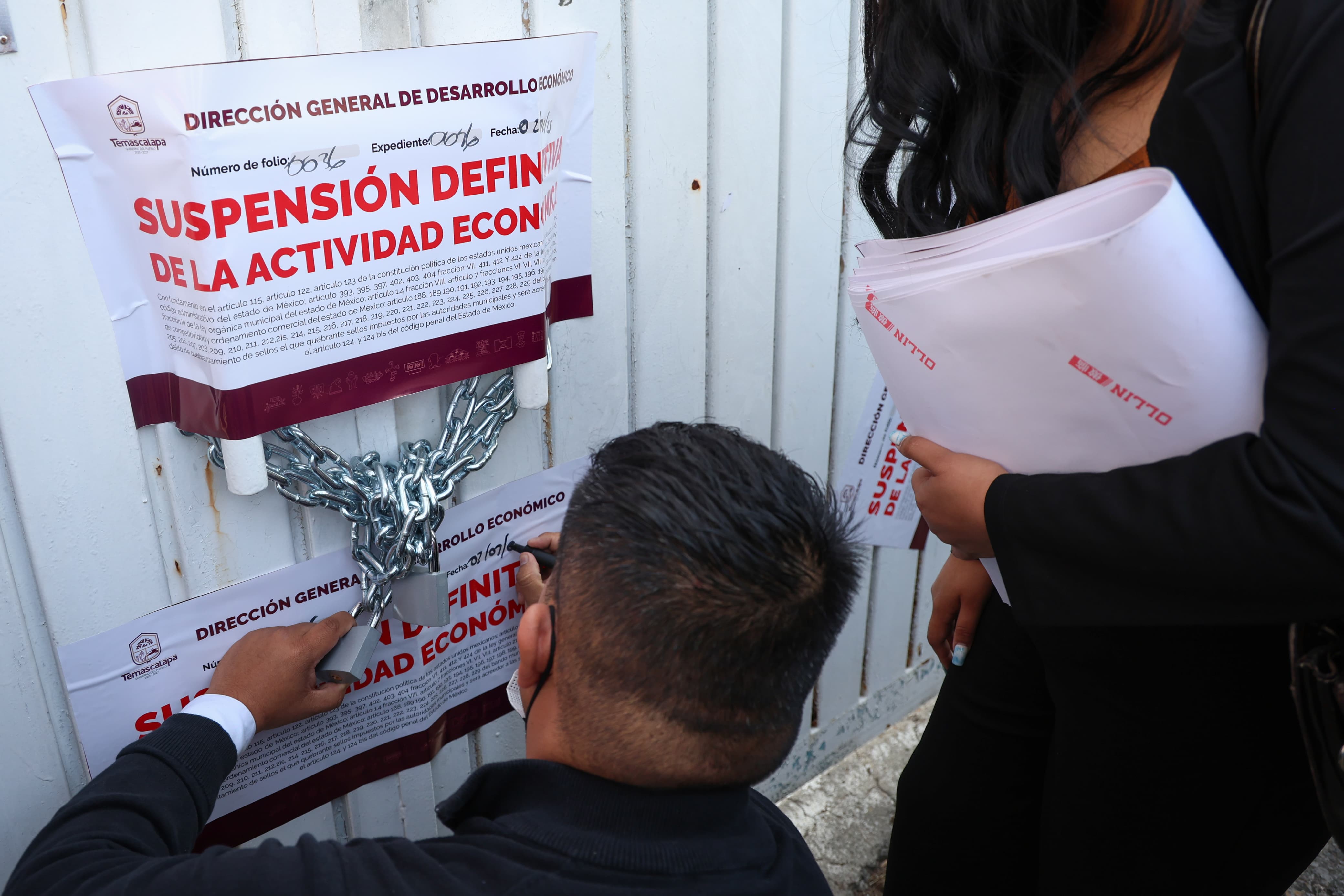 Los pobladores y las autoridades locales llegaron a las 7 de la mañana al sitio para realizar la clausura del entro de Almacenamiento de Desechos Radiactivos. Foto: Luis Camacho / El Universal Estado de México