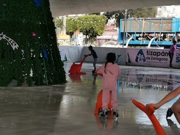 Familias de Atizapán y municipios vecinos "sacan brillo" a la pista de hielo