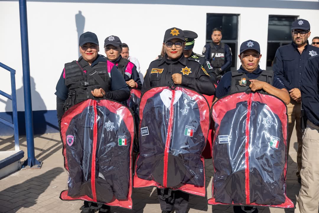 El gobierno municipal entregó uniformes a 350+ policías y estrenó unidad canina K9 para prevenir delitos. Foto Especial