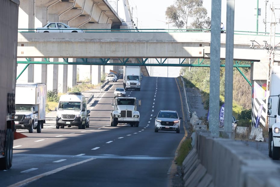 Autoridades instalan líneas logarítmicas y operativos "Carrusel" en la Toluca-Atlacomulco para reducir la velocidad de los viajeros. Foto Alejandro Vargas / El Universal