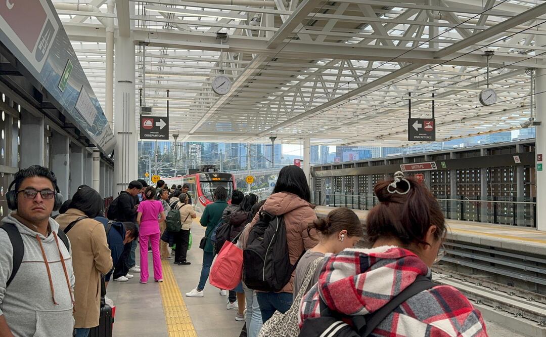 Los libros se han convertido en el principal artículo que más olvidan o pierden los usuarios del Tren Interurbano. Foto: Roberto Guerrero