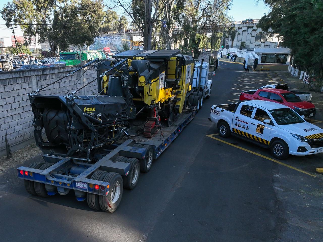 Cada tren de pavimentación llega compuesto de cinco maquinas, entre fresadora, rodillo, petrolizado, finisher y compactado neumático, mismas que ya fueron entregadas en Nezahualcóyotl, Ecatepec, Chicoloapan, Ixtapaluca, Texcoco y La Paz. Foto: especial