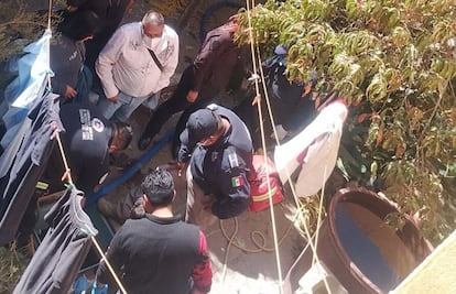 Hallan sin vida a madre e hija en cisterna de su casa en Tenango del Aire