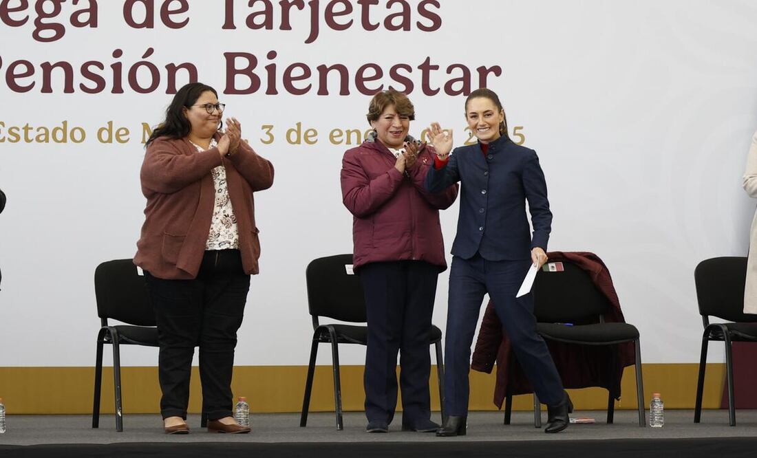 La presidenta de México y la gobernadora del Edomex entregaron tarjetas del Banco Bienestar a mujeres mexiquenses. Foto: Arturo Hernández