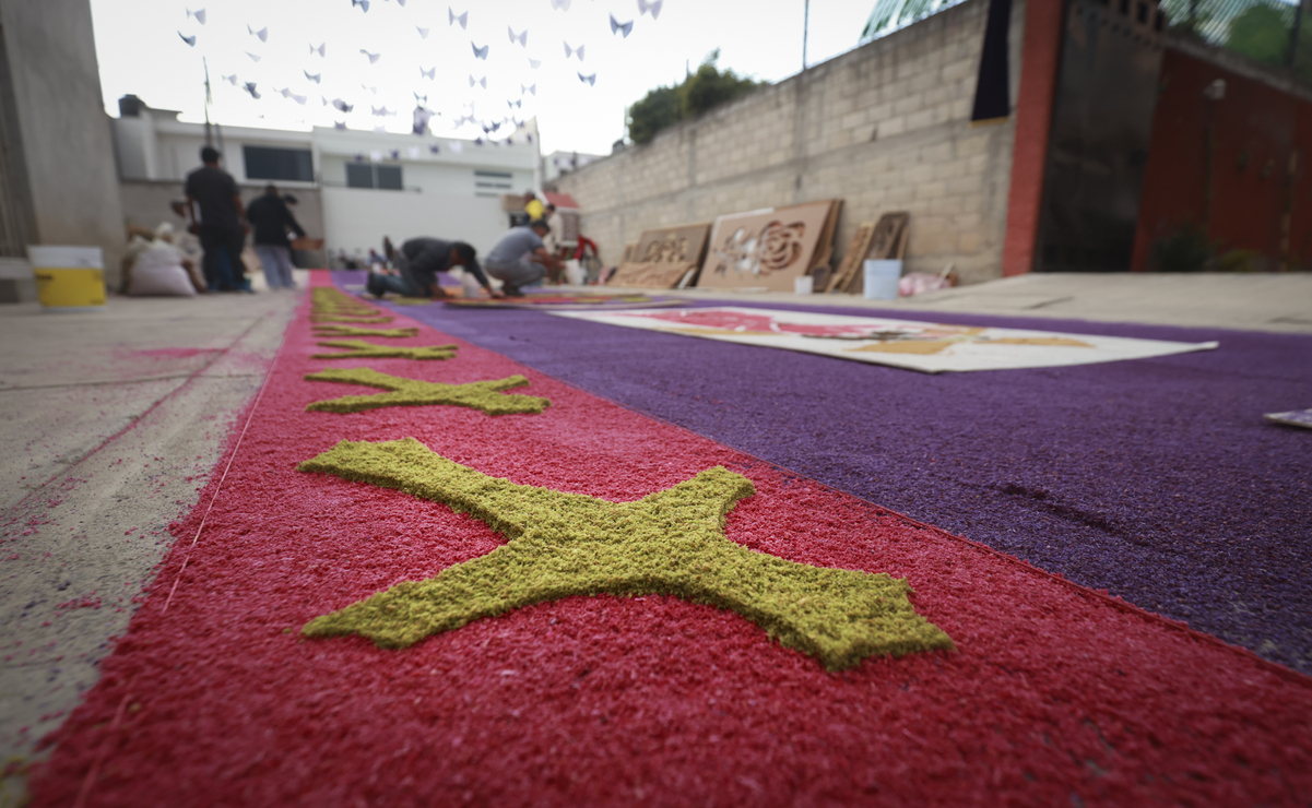 Los artesanos llegan a invertir hasta dos bultos de 50 kilos por cada color en cada tapete. Foto: Alejandro Vargas / El Universal Estado de México