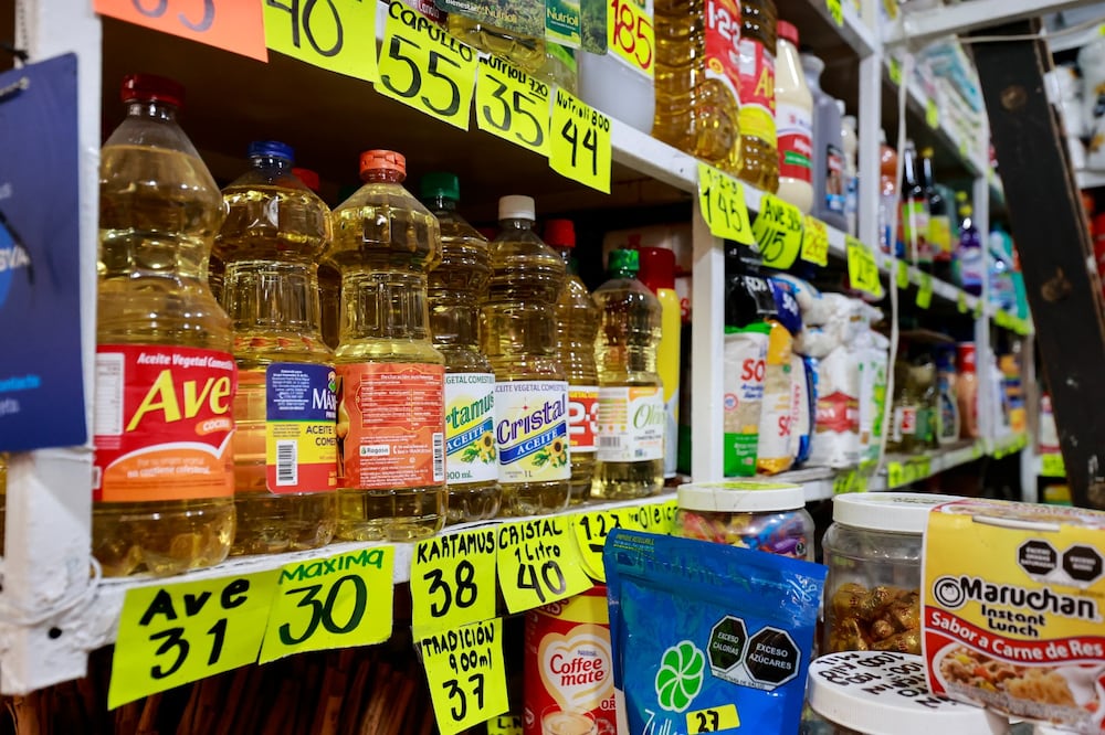 Los abarrotes de primera necesidad también elevaron su precio. Foto Alejandro Vargas