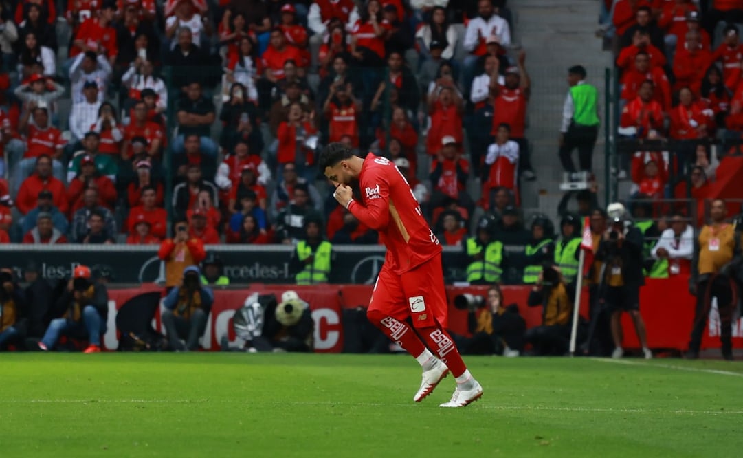 El Nemesio Diez estalló en aplausos al minuto 80 con el regreso de Alexis Vega al terreno de juego. Foto Alejandro Vargas / El Universal