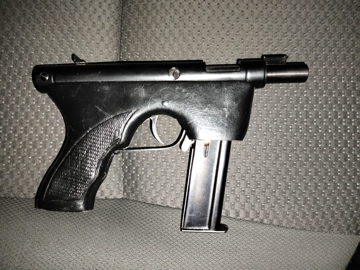 Ocho armas de fuego, 465 cartuchos y equipo táctico fueron decomisados, y una mujer fue detenida. Foto Especial