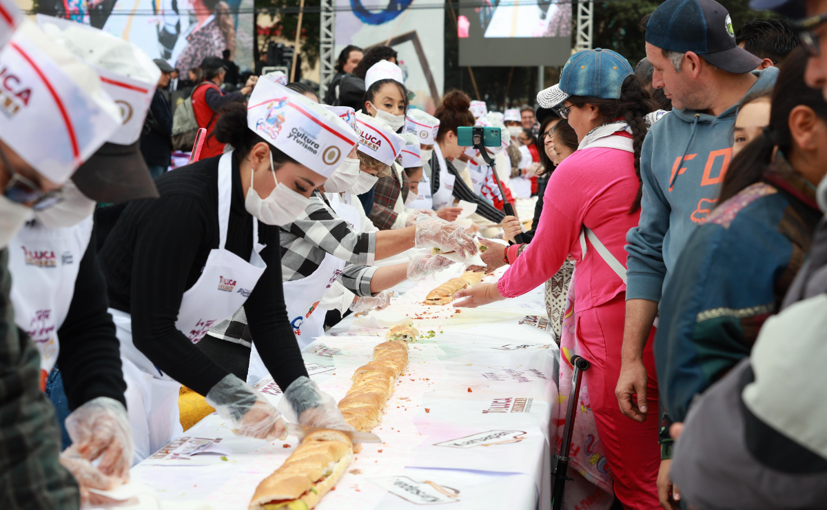 En el corazón de Toluca, el Festival entre Pinceles, Cinceles y Sabores deleitó a miles con una torta de chorizo gigante, marcando un día inolvidable. Foto: Alejandro Vargas