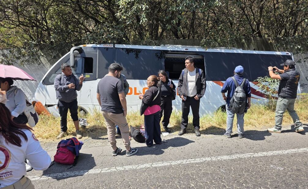 Una persona de la tercera edad perdió la vida de forma instantánea al salir el autobús de la cinta asfáltica de manera intempestiva. Foto Especial