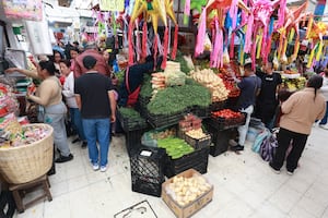 Mexiquenses disfrutan cena navideña y compras tradicionales