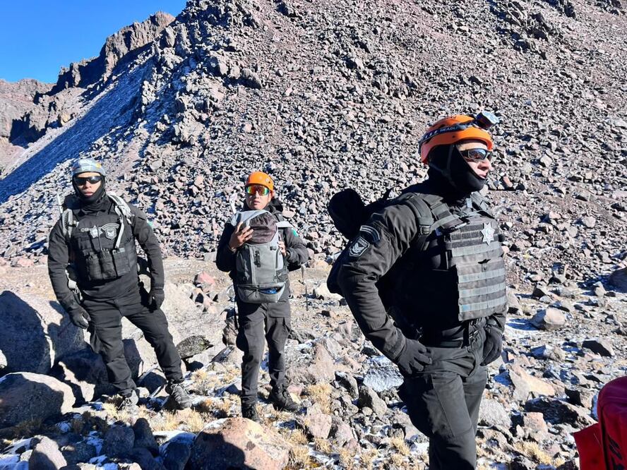 Rescatistas trasladan el cuerpo de Roberto Montoya tras una jornada de búsqueda en la inmensidad del volcán. Foto Especial