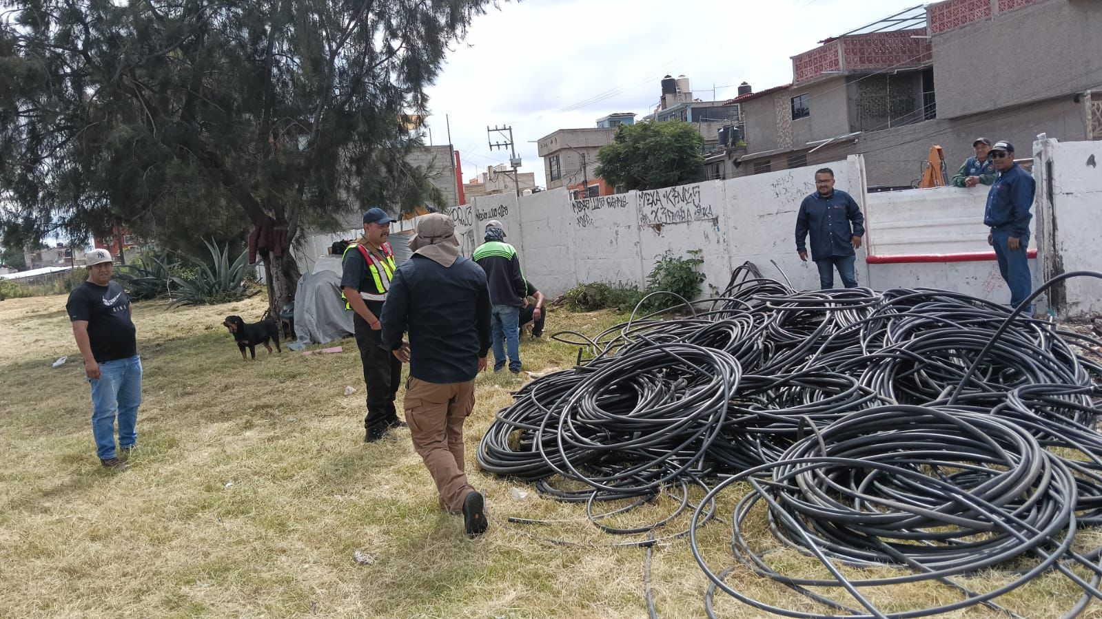 Ecatepec, Méx.-En la colonia Media Luna, ubicada en la Quinta Zona de Ecatepec, las autoridades locales detectaron un punto de huachicoleo de agua potable, del que se extraía de manera ilegal para venderla a
los propios vecinos que carecen del servicio en la red hidráulica.