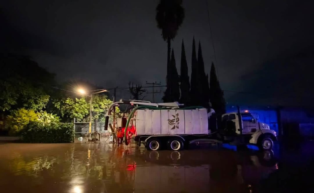 Unidades váctor de Operagua realizan labores de desazolve para liberar las calles anegadas tras la intensa lluvia en Cuautitlán Izcalli. Foto Especial