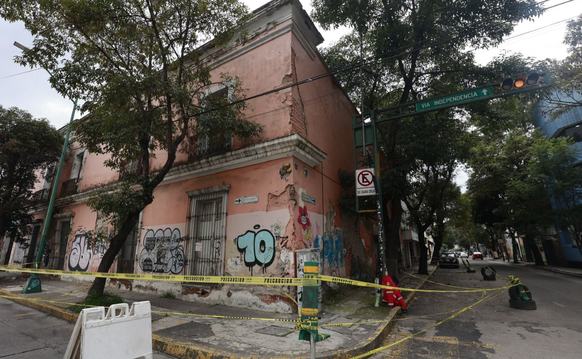 Un peligro latente en Toluca: Estos inmuebles, protegidos por el INAH, muestran el deterioro y el riesgo que enfrentan los transeúntes y quienes los habitan. Foto: Alejandro Vargas