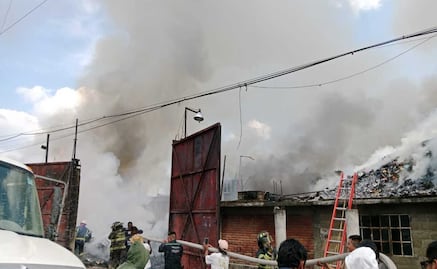 Bomberos contienen incendio en fábrica de Toluca; solo hay pérdidas materiales