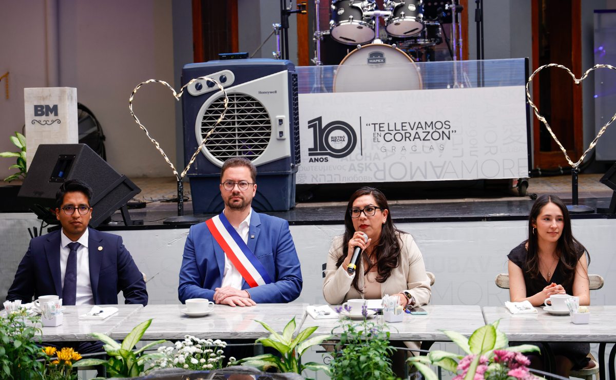 La presidenta municipal de Santa María Rayón firma el acuerdo de hermanamiento con la ciudad de Péronne, Francia. Foto: Arturo Hernández