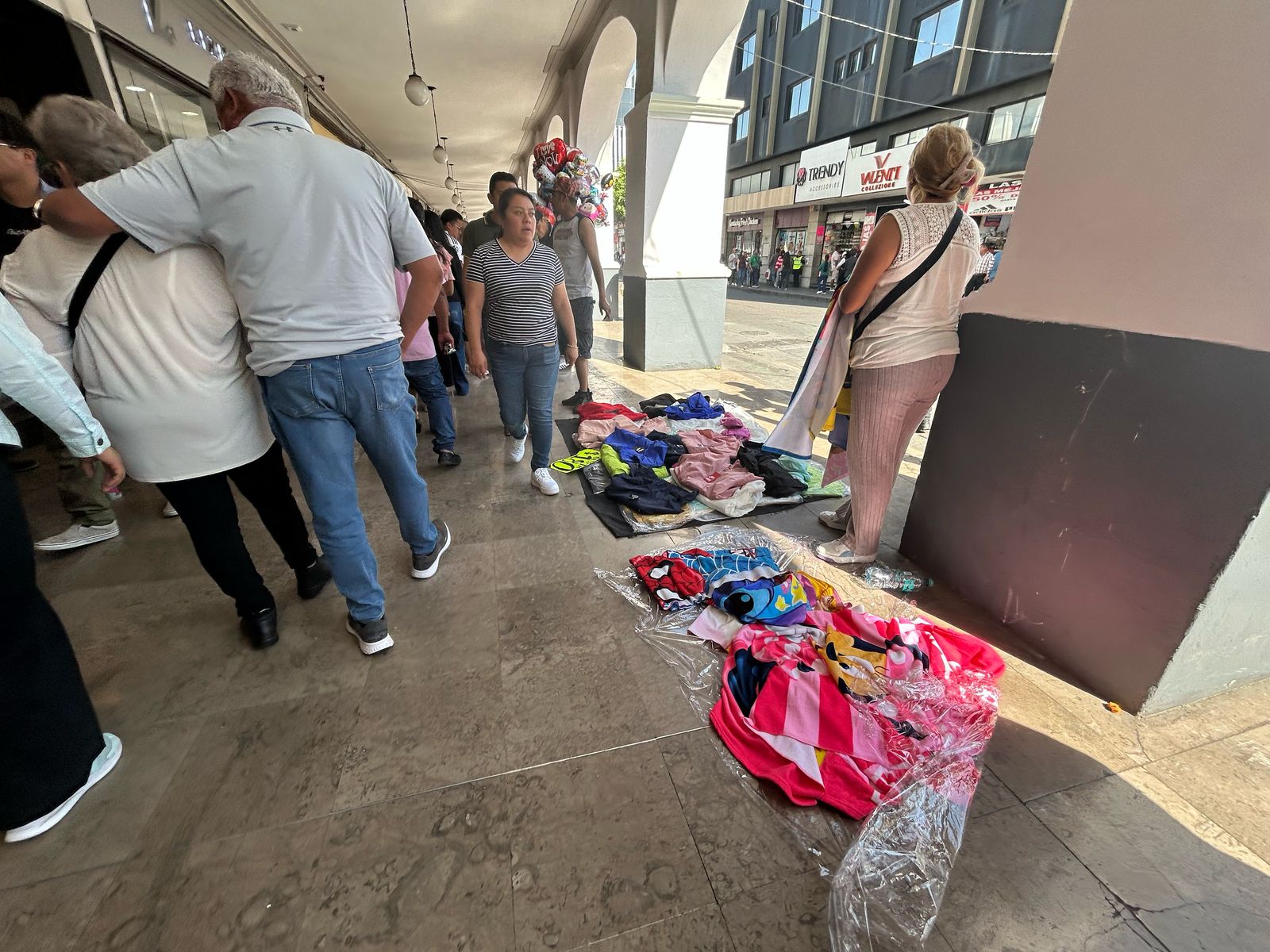 Aumento de vendedores informales en el centro de Toluca, específicamente en Los Portales. Foto Jorge Alvarado
