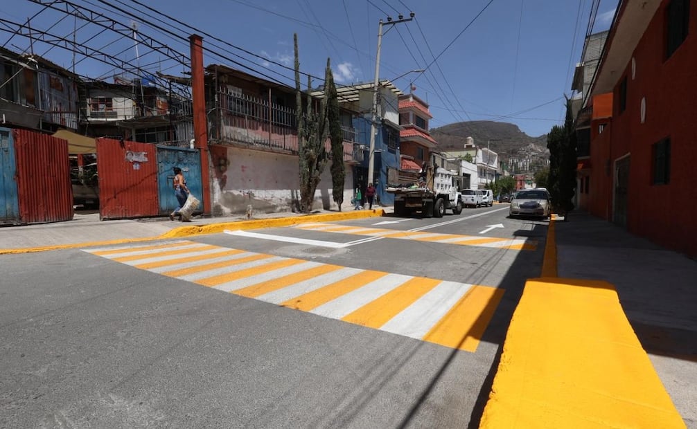 La señalización renovada y la nivelación de pozos de visita permiten un tránsito más fluido y seguro para peatones y conductores. Foto Especial