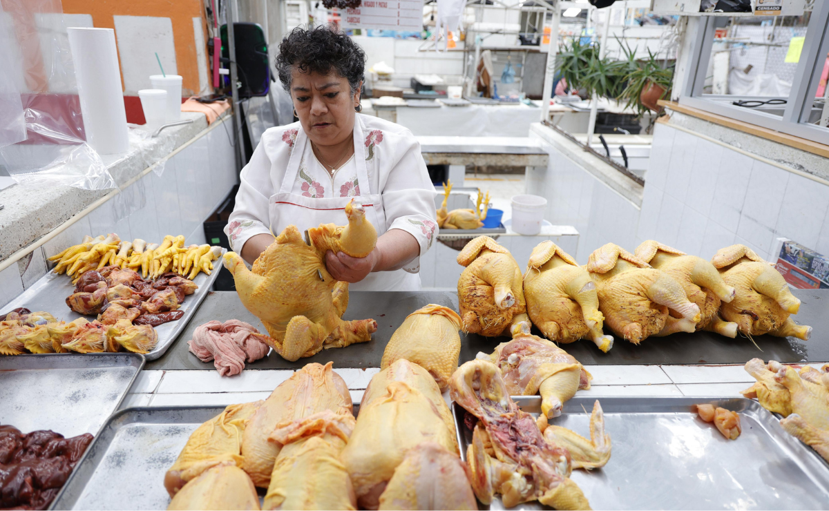 La demanda de pollo aumenta en Cuaresma, pero también lo hace su precio en los mercados de Toluca. Foto: Arturo Hernández