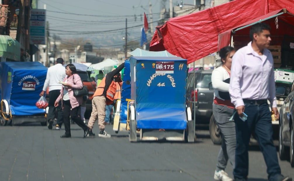 Bajo el sol y con el temor de no regresar, miles de hombres prestan el servicio de bicitaxi, un transporte vital pero vulnerable. Foto Alejandro Vargas / El Universal