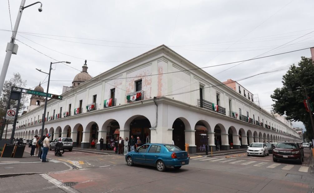 Los balcones  fueron decorados con adornos patrios. Foto especial