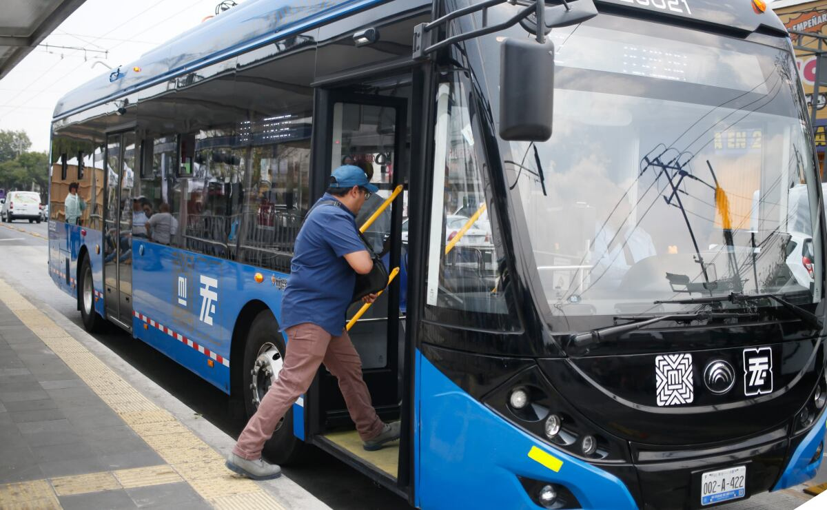 De 13 a 20 pesos: Usuarios reclaman incremento en tarifa del Trolebús Santa Martha-Chalco al iniciar operaciones 